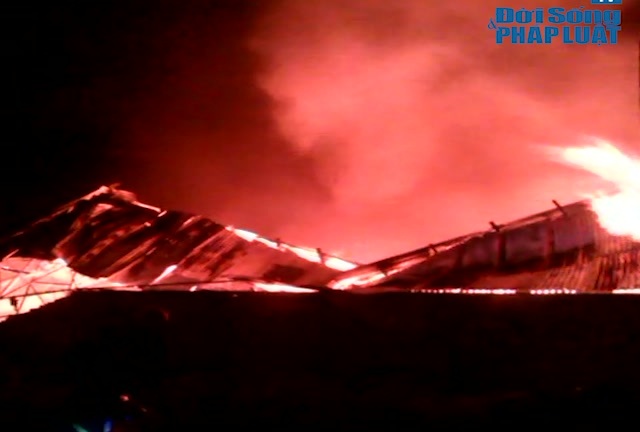 Xưởng gỗ bốc cháy trong đêm, nhiều người tháo chạy