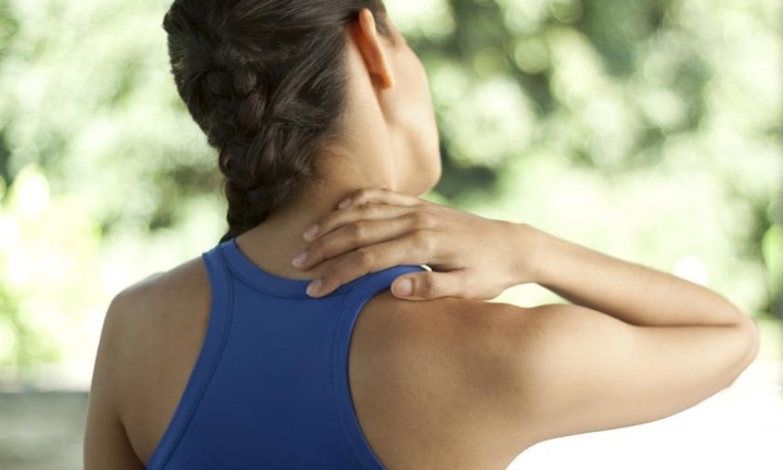 Ai dễ mắc thoái hóa đốt sống cổ?