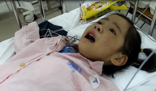 Bé gái 6 tuổi cận kề cái chết vẫn lo 