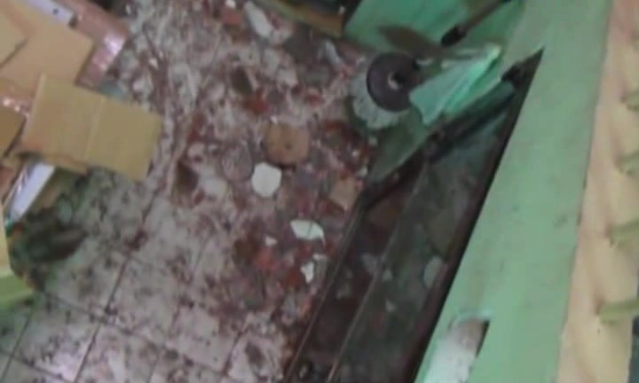 Clip: Cần cẩu “sập” vô nhà dân