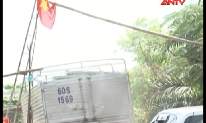 Clip: Người dân rào đường chặn “hung thần xa lộ”