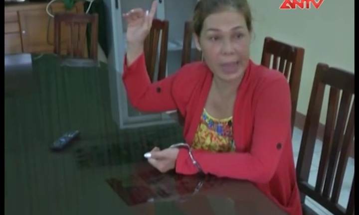 Clip: Nữ quái rao bán ma túy trước cửa trường Tiểu học