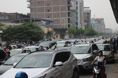 Treo biển xin lỗi người dân để thi công hầm chui Thanh Xuân