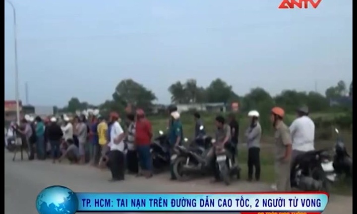 Mất lái, đôi bạn chết dưới gầm xe tải