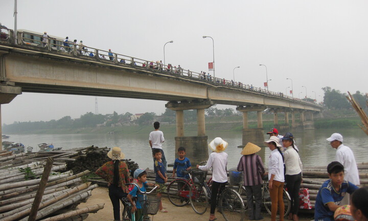 Vụ mẹ ôm con nhảy cầu tự tử: Người cha lý giải nguyên nhân