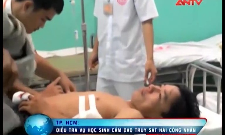 Nhóm học sinh cầm dao truy sát người va quệt xe