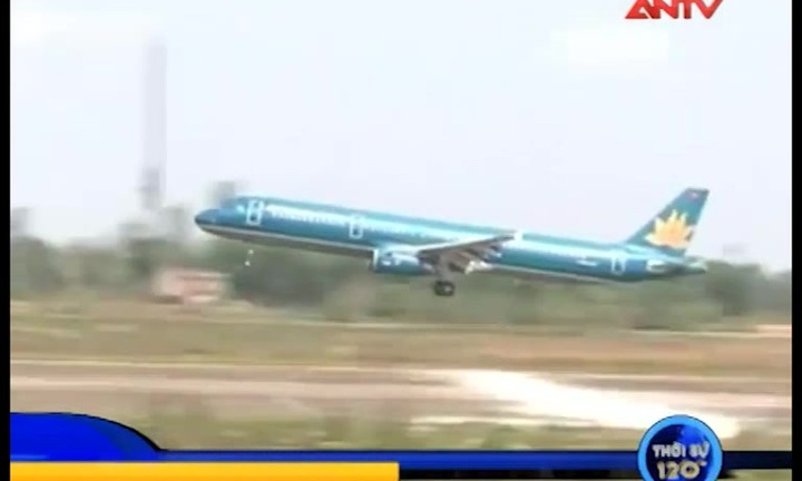 Nữ hành khách hành hung, xé áo nam tiếp viên hàng không