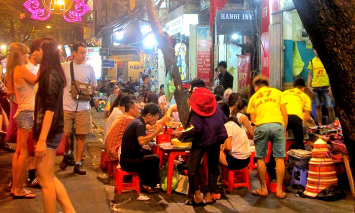 Cận cảnh những quán ăn phố cổ thu bạc triệu mỗi ngày
