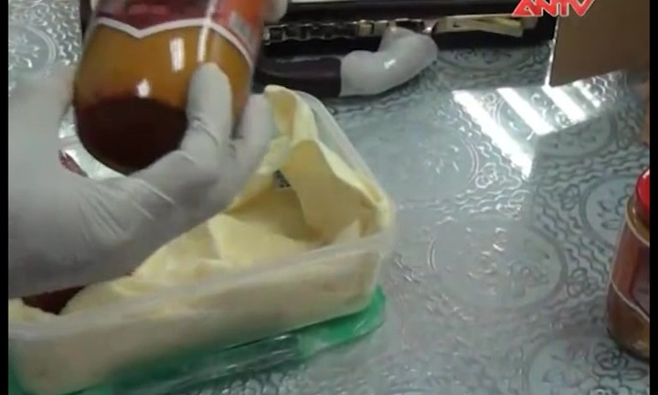 Tiền chất ma túy được ngụy trang trong hũ mật ong nghệ