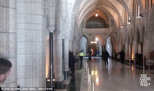 Video: Đấu súng dữ dội bên trong tòa nhà Quốc hội Canada