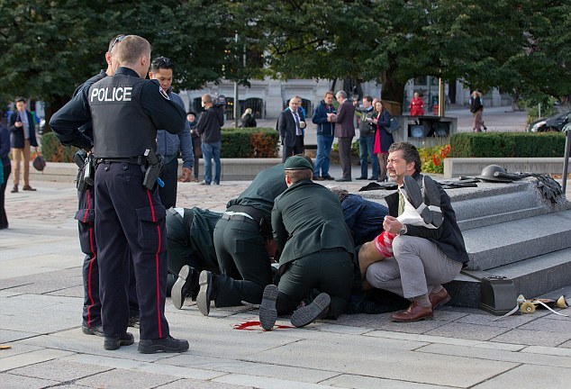 Hiện trường vụ xả súng kinh hoàng ở tòa nhà Quốc hội Canada