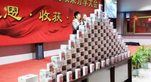 Sếp hào phóng, nhân viên vác bao tải tiền thưởng