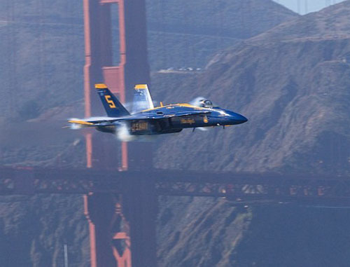 Khoảnh khắc chiến đấu cơ Mỹ vọt qua cây cầu treo lịch sử