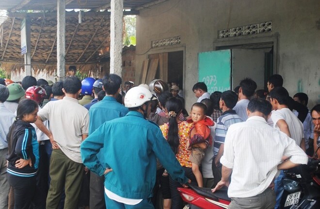 Hai con nhỏ khóc ngất bên thi thể mẹ treo cổ tự tử