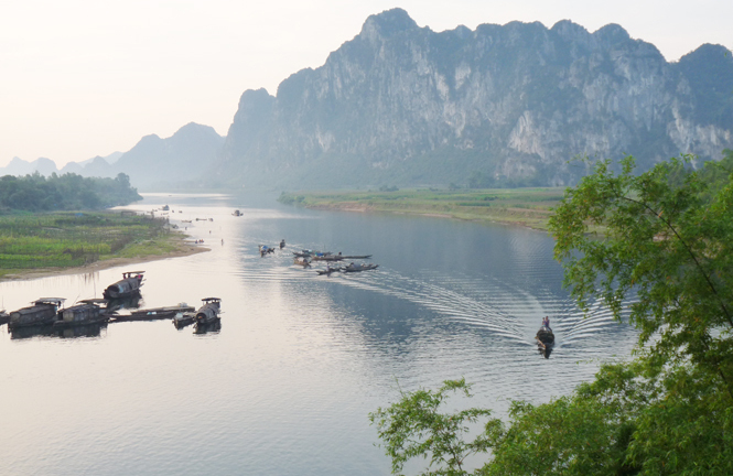 Bí ẩn xác thiếu nữ mắc kẹt trên vách đá ở bờ sông Gianh