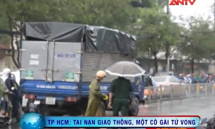 Clip: Ngã vào gầm xe tải, thiếu nữ tử vong tại chỗ