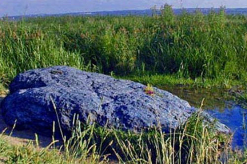 Bí mật tảng đá xanh biếc khiến mọi nhà khoa học đau đầu