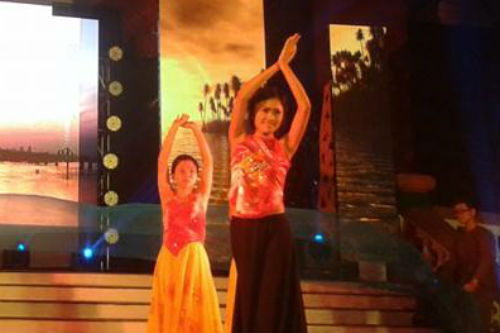 Nữ sinh mặt mộc 9X duyên dáng với tiết mục múa “Sóng lụa Ven Đô”