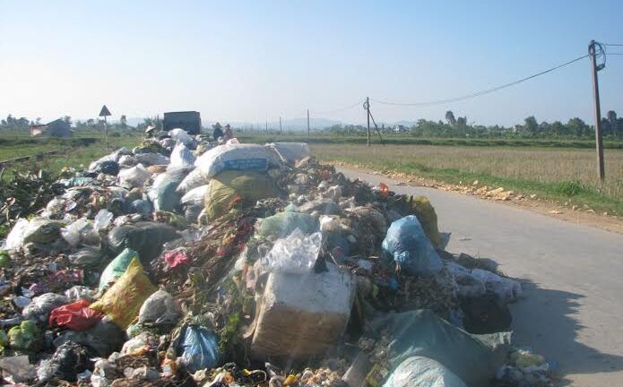  Bãi rác lộ thiên ngang nhiên “tấn công” quốc lộ