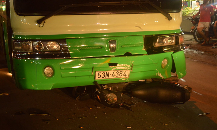 TP HCM: Xe buýt cuốn xe máy vào gầm, hai người thương nặng