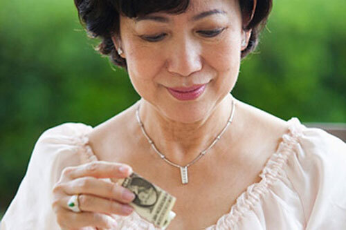 Chăm con dâu ở cữ, mẹ chồng đòi tính phí