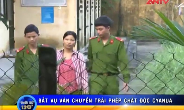 Bắt 'nữ quái' vận chuyển trái phép 25kg chất độc Cyanua