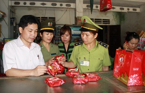 Clip: Hàng loạt cửa hàng bị Sở Y tế Hà Tĩnh xử phạt