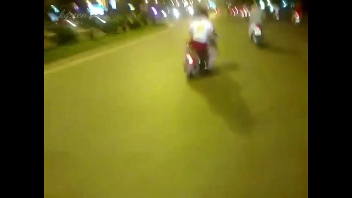 Ba thiếu nữ 'xinh đẹp' lạng lách, đánh võng trên đường