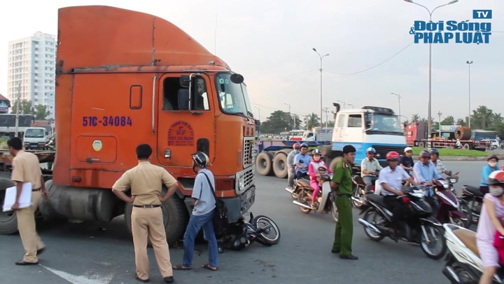 Bị xe container kéo lê trên đường, nữ công nhân nguy kịch