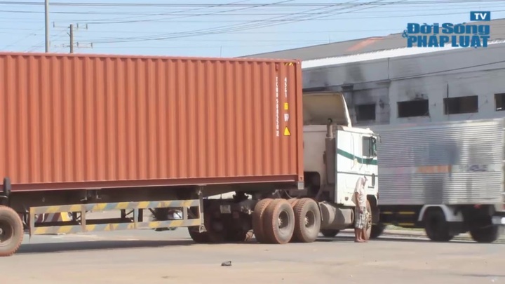 Bình Dương: Bốn xe ô tô đối đầu, kẹt xe nghiêm trọng