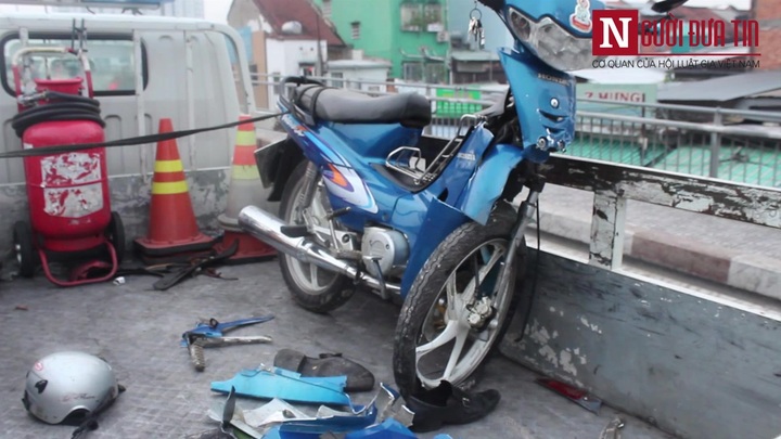 Chạy xe máy ngược chiều, nam thanh niên tông vào taxi, nguy kịch
