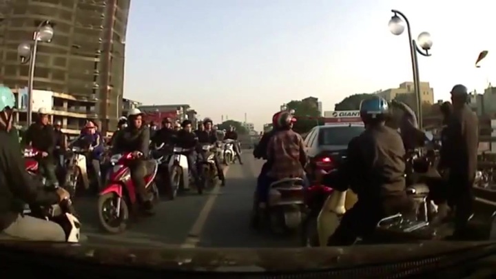 Clip: Chủ xe xế hộp đánh tới tấp nam thanh niên 