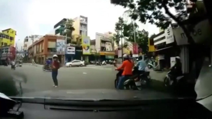 Cô gái thoát chết trong tích tắc nhờ phản xạ cực nhanh