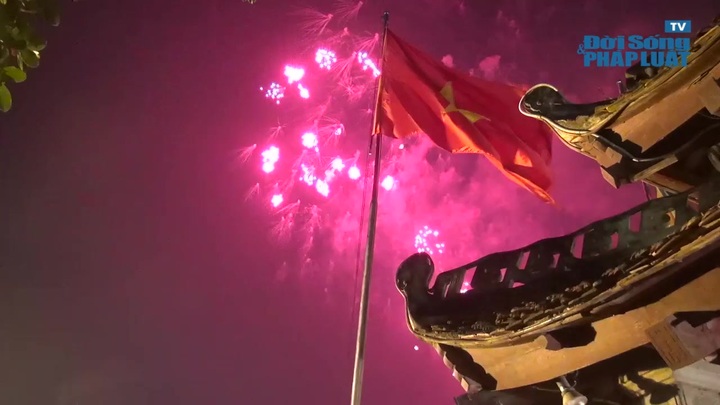 Hà Nội: Màn bắn pháo hoa rực rỡ tại bờ hồ Hoàn Kiếm 