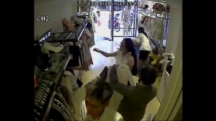 Hot girl Vân Shi bị 'Khách hàng' lấy trộm Iphone 6 trong cửa hàng