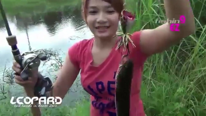 Hot girl xinh đẹp vừa câu cá vừa hướng dẫn mọi người 