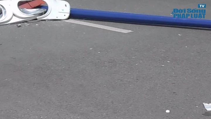 Người đi đường hú vía khi xe tải húc cột đèn gãy trên xa lộ Hà Nội