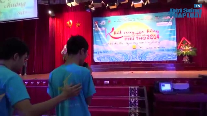 Ngưỡng mộ tài hát rap của chàng trai khiếm thị Cao Duy Đạt