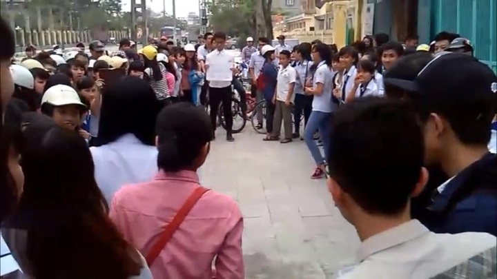 Những màn tỏ tình hoành tráng nhưng thất bại nặng nề của các bạn trai