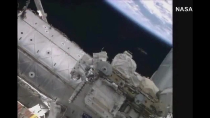 Phát hiện UFO trên Trạm vũ trụ quốc tế ISS ?