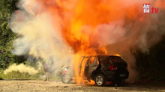 BMW X5 nhái bị đập bỏ rồi cho nổ tung