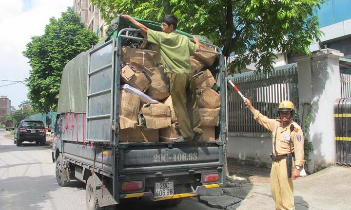 Hà Nội: CSGT bắt xe chở 80 thùng hàng nhựa Trung Quốc
