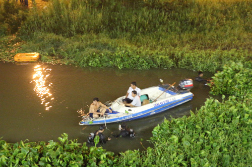 Trốn công an truy đuổi, 2 thanh niên nhảy cầu Sài Gòn