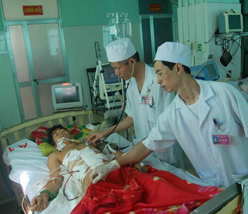 Cứu sống nam thanh niên bị kiếm đâm xuyên người, xẹp phổi
