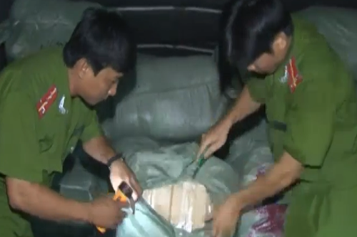Clip: Bị truy bắt, 14 tấn hàng lậu sa lưới