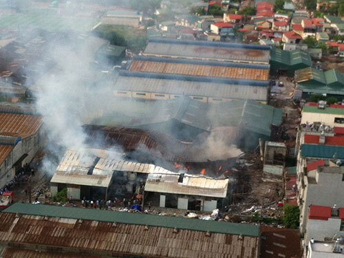 Xưởng gỗ gần 1.000 m2 cháy rụi