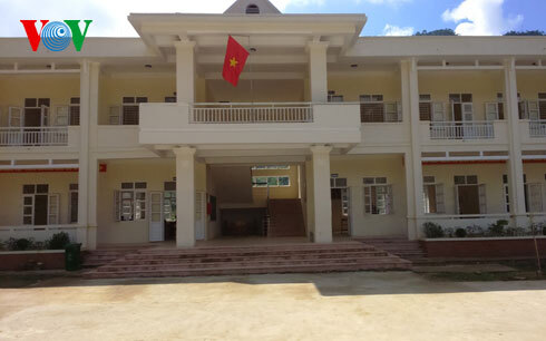 Thầy giáo uống rượu say, quàng cổ, áp mặt vào nữ sinh