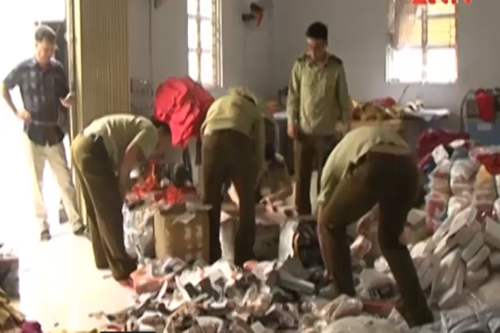 Đột nhập xưởng may nhãn mác nhái thương hiệu nổi tiếng cực lớn