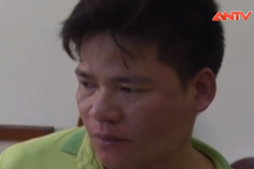 Clip: Tên cướp táo tợn cầm vàng bỏ chạy giữa ban ngày