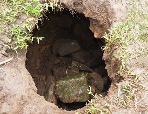 Đất sụt lún bất thường, di dời khẩn cấp 14 hộ dân